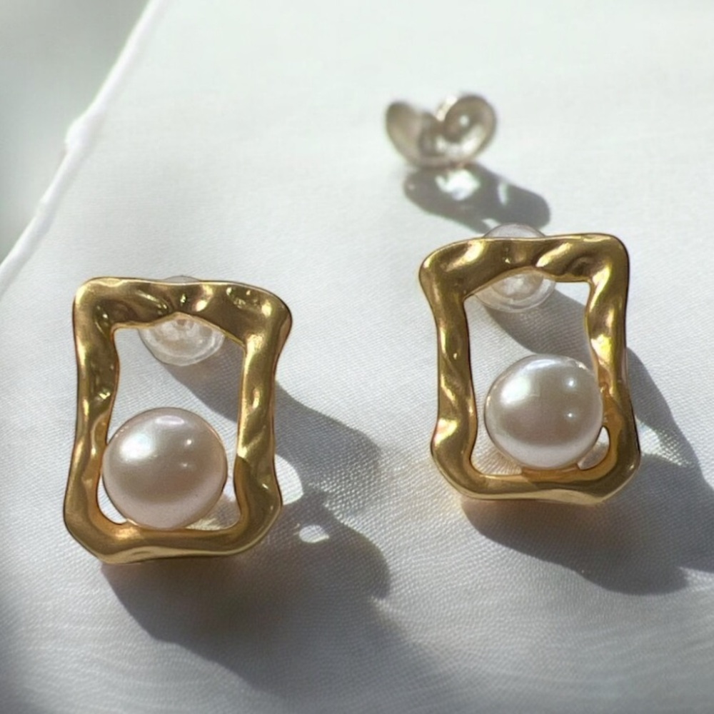 Genuine Fresh Water Pearl Pink Luster Earrings Elegant Gold Frame Earrings